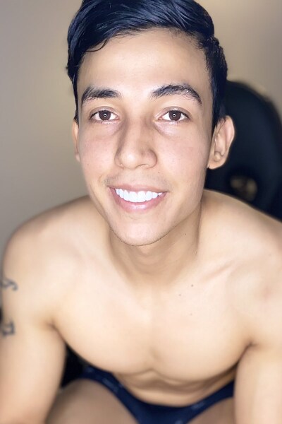 File:Aaron Magnum.jpg